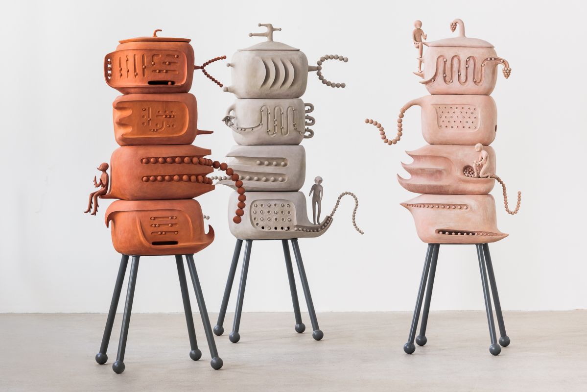 <em>Alien Beehives</em> (Colmeas alieníxenas) e <em>Alien Bee Masks</em> (Máscaras de  abellas alieníxenas, 2021)